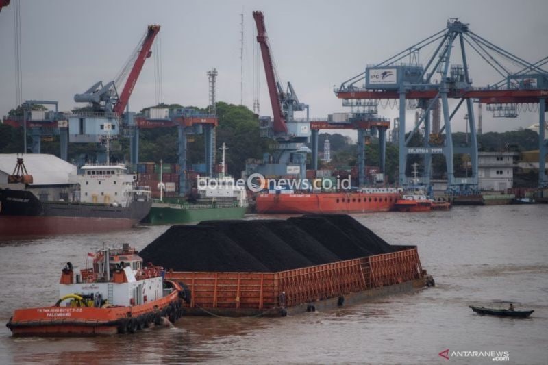 Sebuah kapal tongkang pengangkut batu bara melintas di Sungai Musi, Palembang, Sumatera Selatan (Sumsel), Rabu (24/11/2021). ANTARA FOTO/Nova Wahyudi/wsj