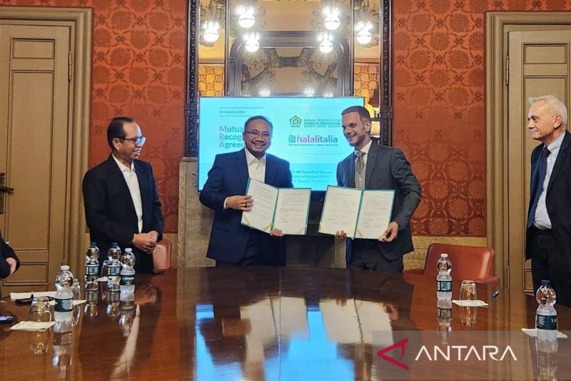 Penandatanaganan menandatangani Mutual Recognition Agreement (MRA) Jaminan Produk Halal (JPH) antara Kementerian Agama (Kemenag) RI dengan Halal Italia, yang diwakili oleh Menteri Agama (Menag) RI Yaqut Cholil Qoumas (kedua kiri) dan CEO Halal Italia Hamid Distefano (kedua kanan) di Milan, Italia. ANTARA/HO-Kemenag RI