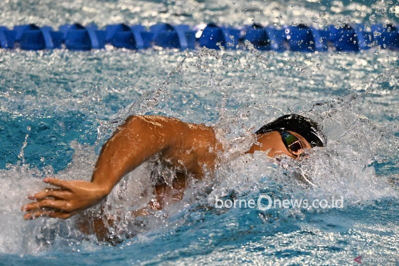 Perenang DKI Jakarta Joe Aditya Wijaya Kurniawan memacu kecepatannya saat Final Renang 4x200 meter gaya bebas estafet putra PON XXI Aceh-Sumut di Kolam Renang Selayang Dispora Sumatera Utara, Medan, Minggu (15/9/2024). Tim renang DKI Jakarta meraih medali emas dengan catatan waktu 7 menit 34,78 detik, medali perak diraih Jawa Timur dengan catatan waktu 7 menit 40,31 detik sedangkan medali perunggu diraih Jawa Barat dengan catatan waktu 7 Menit 40,59 detik. ANTARA FOTO/Nova Wahyudi/rwa. (ANTARA F