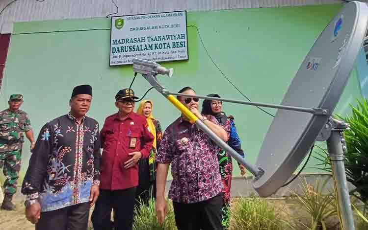Bupati Kotim Luncurkan Bantuan Layanan Internet Gratis Melalui VSAT dari BAKTI Kominfo