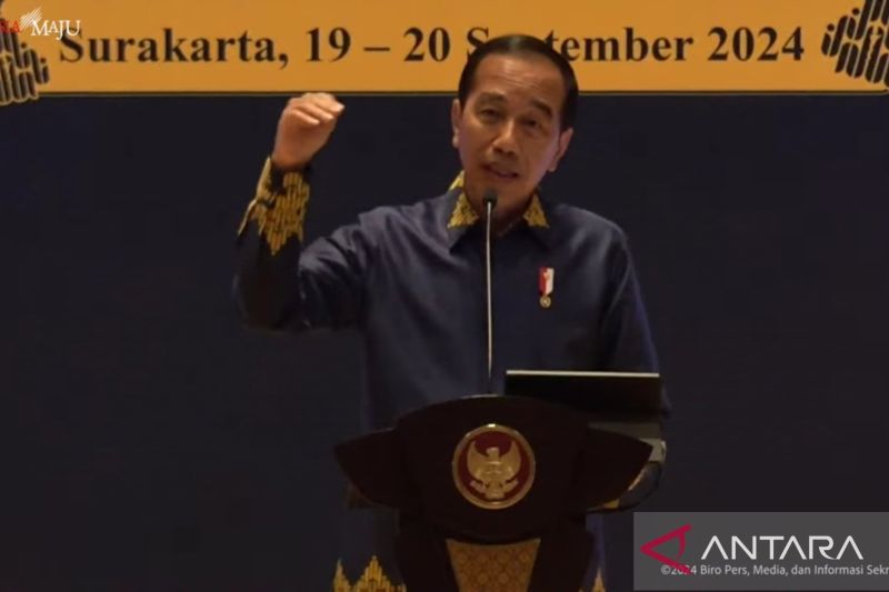 President Joko Widodo (Jokowi) at the 22nd Congress of the Indonesian Economic Bachelors Association (ISEI) and the 2024 ISEI National Seminar in Surakarta, Central Java, on Thursday (September 19, 2024). (ANTARA/Mentari)
