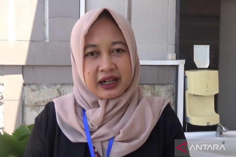 Komisioner KPU Ngawi Janie Triangga Luh Praminto memberikan keterangan pers. ANTARA/Louis Rika