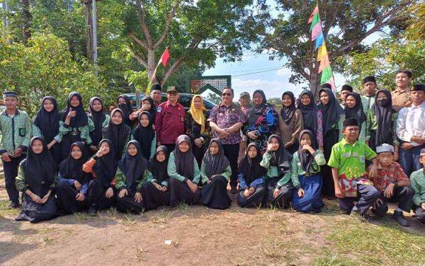 Kepala Dinas Komunikasi dan Informatika Kotawaringin Timur Marjuki mendampingi Bupati Halikinnor pada peluncuran perdana bantuan VSAT, Kamis, 19 September 2024. (FOTO: DEWIP)