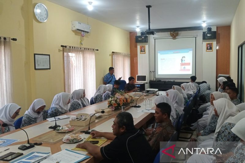 Puluhan siswa dari SMA Negeri 1 Cilimus saat mengikuti kegiatan edukasi pencegahan hoaks di Kantor Diskominfo Kuningan, Jawa Barat, Kamis (19/9/2024). (ANTARA/Fathnur Rohman)