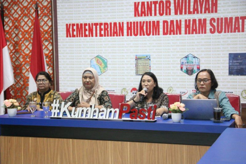Pejabat Kantor Wilayah Kemenkumham Sumatera Utara (Sumut) menyampaikan keterangan terkait pembinaan sebanyak 16 desa di daerah itu untuk menciptakan masyarakat sadar hukum, di Medan, Kamis (19/9/2024). ANTARA/HO-Kanwil Kemenkumham Sumut