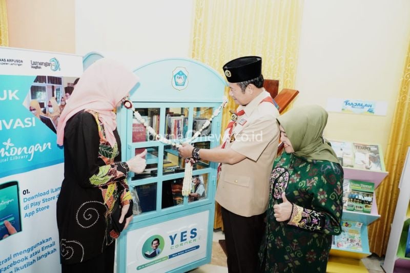 Bupati Lamongan Yuhronur Efendi (kedua kanan) pada saat meresmikan Yes Corner, di Kabupaten Lamongan, Jawa Timur, Kamis (19/9/2024). (ANTARA/HO-Diskominfo Lamongan)