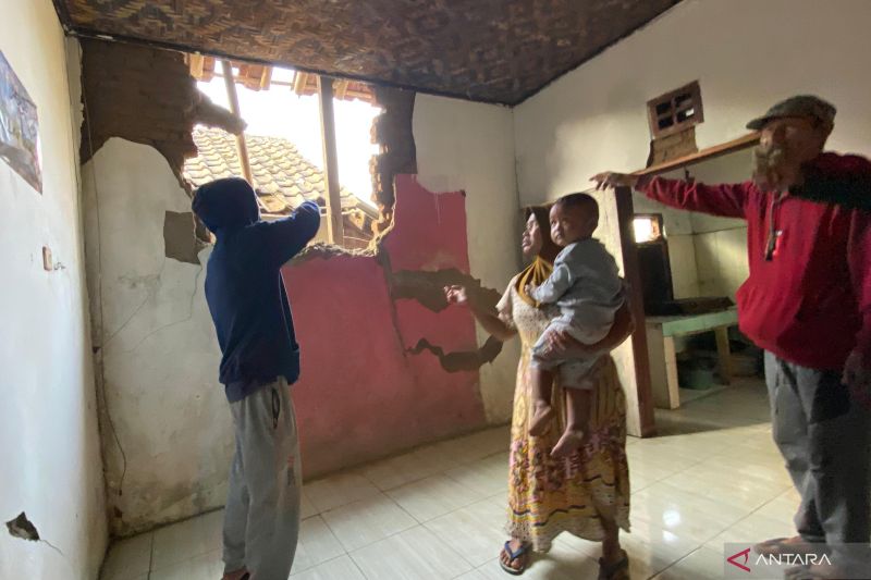 Warga menunjukkan rumahnya yang rusak akibat gempa bumi di Kampung/Desa Padaawas, Kecamatan Pasirwangi, Kabupaten Garut, Jawa Barat, Kamis (19/9/2024). (ANTARA/Feri Purnama)