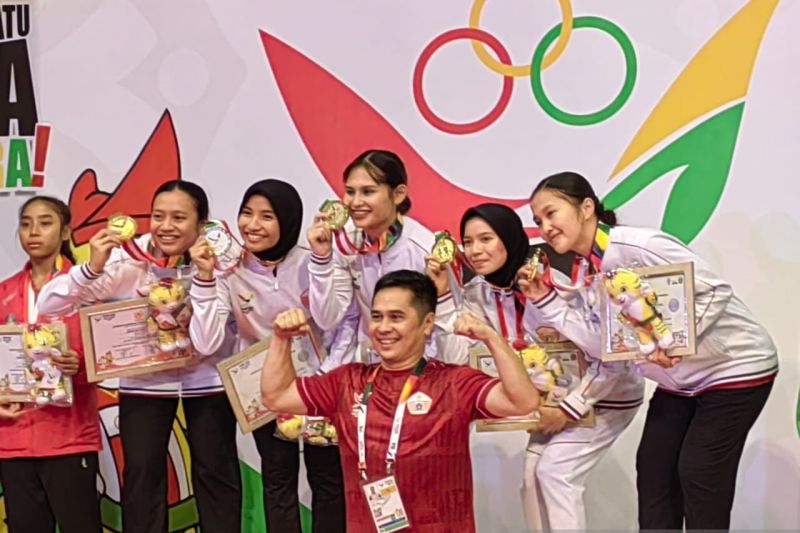 Atlet karate DKI Jakarta berfoto bersama seusai Upacara Penghormatan Pemenang (UPP) cabang olahraga Karate nomor Kumite Beregu Putri di Universitas Negeri Medan (Unimed), Deli Serdang, Kamis (19/9/2024). (ANTARA/Asep Firmansyah)