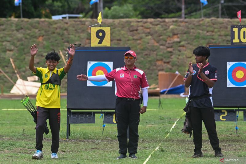 Juri mengumumkan pemenang pertandingan antara pemanah DIY Yogyakarta Haidar Naucha Zhafran (kiri) dan pemanah DKI Jakarta Zaki Malique Iyadin (kanan) pada nomor nasional putra PON XXI Aceh-Sumut 2024 di venue panahan, Kompleks Stadion Harapan Bangsa, Banda Aceh, Aceh, Kamis (19/9/2024). ANTARA FOTO/Budi Candra Setya/pras. (ANTARA FOTO/ARNAS PADDA)