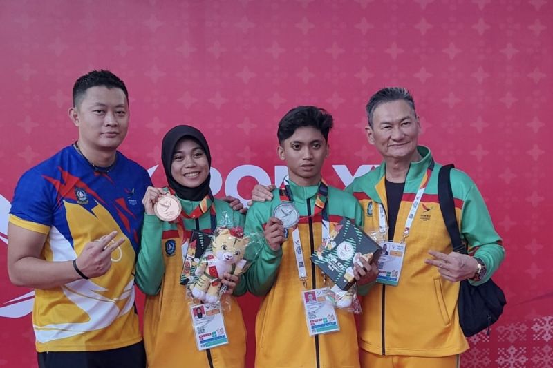 Atlet kickboxing Pakaryanto Louis Marcello dan Irrayanti Putri Dwi bersama pelatih Fendi Santoso dan Ketum Boxing Kepri Yakop Sutjipto. (ANTARA/HO-Tim Kickboxing Kepri)