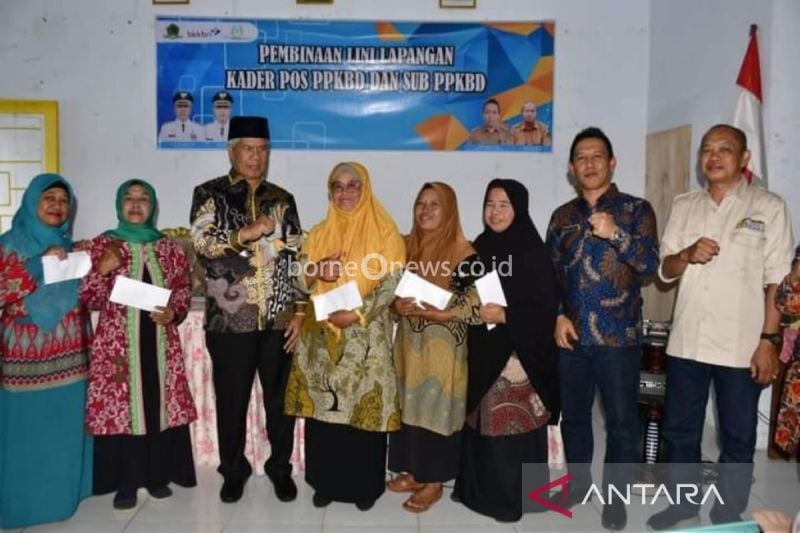 Bupati Rejang Lebong Syamsul Effendi (tiga dari kiri) berfoto bersama dengan Kader KB Kecamatan Selupu Rejang Lebong usai pembagian insentif secara simbolis, Kamis, (19/9/2024). ANTARA/Nur Muhamad