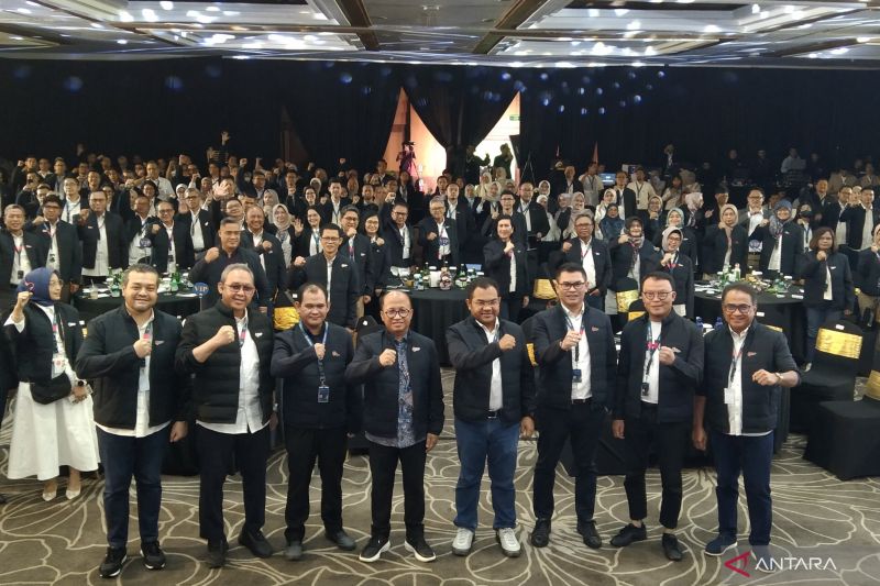 Deputi Bidang SDM, Teknologi dan Informasi Kementerian BUMN Tedi Bharata (keempat kanan) dan Sekretaris Jenderal Kementerian Ketenagakerjaan Anwar Sanusi (kelima kanan) berfoto bersama peserta EIRC 2024 yang digelar FHCI BUMN, di Kuta, Kabupaten Badung, Bali, Kamis (19/9/2024). ANTARA/Dewa Ketut Sudiarta Wiguna