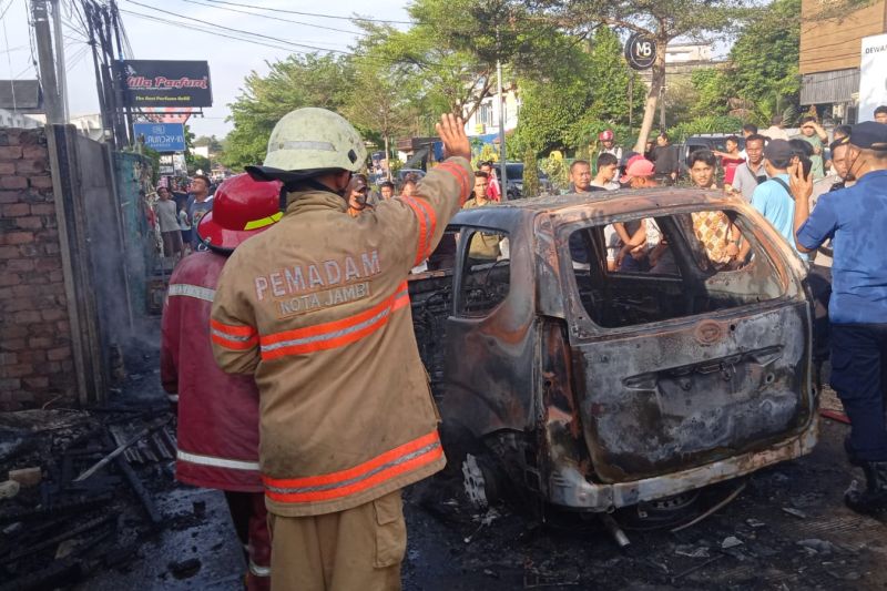 Petugas Damkar saat memadamkan api yang menghanguskan satu unit kendaraan roda empat di Telanaipura, Kota Jambi, Kamis (19/9/2024). (ANTARA/HO-Damkartan Kota Jambi)