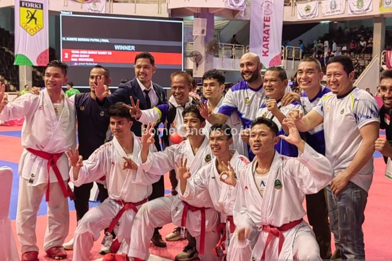Tim karate Jawa Barat berfoto bersama seusai pertandingan cabang olahraga karate dalam Pekan Olahraga Nasional (PON) 2024 di Universitas Negeri Medan, Deli Serdang, Kamis (19/9/2024). (ANTARA/Asep Firmansyah)