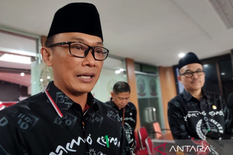 Penjabat (Pj) Gubernur Sulawesi Selatan Prof Zudan Arif Fakrulloh (kiri) didampingi Sekprov Sulsel Jufri Rahman (kanan) menjawab pertanyaan wartawan mengenai persoalan dugaan pelanggaran seleksi KPID-KI seusai mengikuti rapat paripurna di Kantor DPRD Sulawesi Selatan, Makassar, Kamis (19/9/2024). ANTARA/Darwin Fatir.