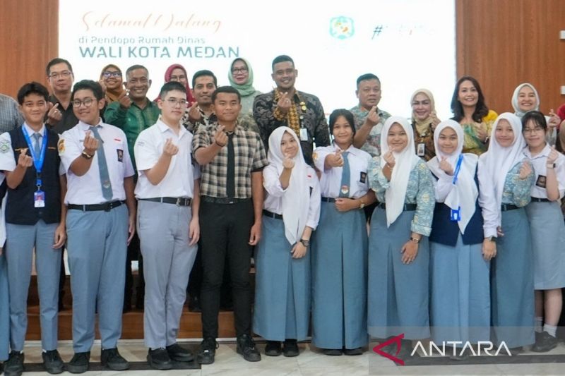 Wali Kota Medan Bobby Nasution (tengah) bersama pihak sekolah dan orang tua pelajar serta 12 peserta program pertukaran pelajar, di Medan, Kamis (19/9/2024). (ANTARA/HO-Diskominfo Kota Medan)