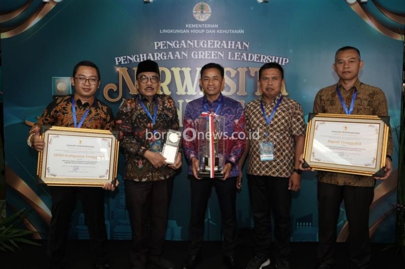 Samsul Anam (dua dari kiri) usai menerima penghargaan. (ANTARA/HO - Humas Pemkab Trenggalek)