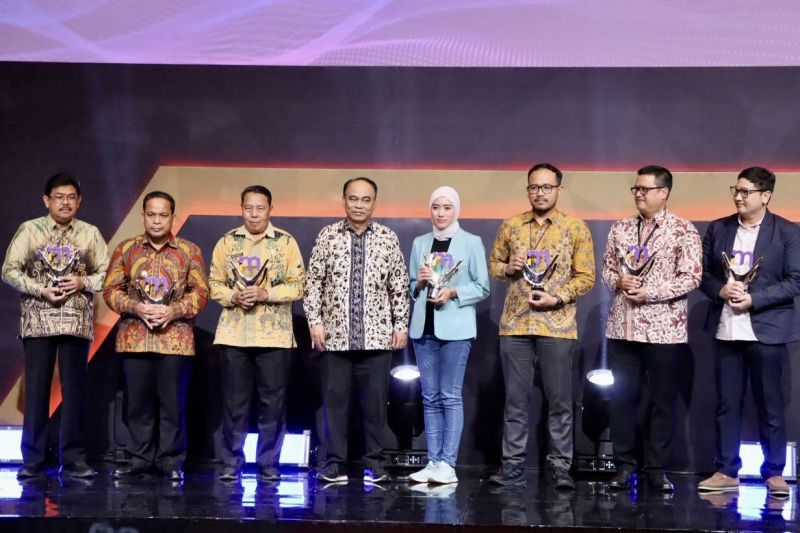 Menteri Komunikasi dan Informatika (Menkominfo) RI Budi Arie Setiadi (ketiga empat) usai menyerahkan penghargaan Merdeka Award 2024 kepada tujuh lembaga di Jakarta, Kamis (19/9/2024). (ANTARA/HO-Pemprov Kalsel)