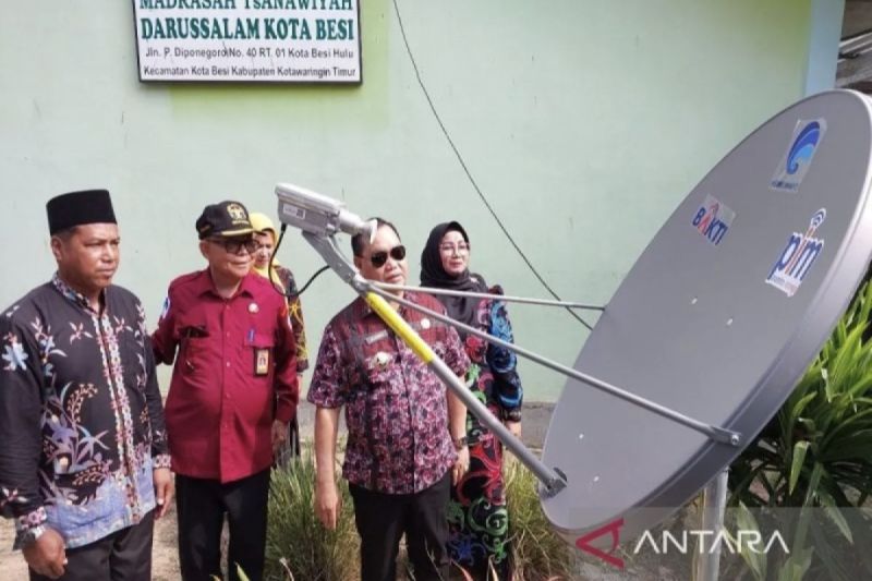 Peresmian realisasi bantuan internet gratis dari Kemenkominfo yang ditandai seremonial penyerahan bantuan di MTs Darussalam Kecamatan Kota Besi Kabupaten Kotawaringin Timur, Kamis (19/9/2024). (ANTARA/Norjani)