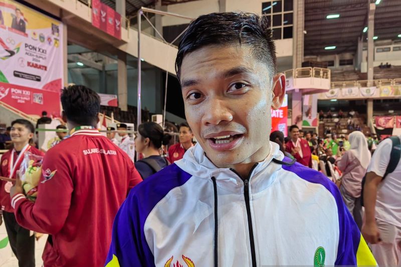 Karateka nasional yang memperkuat Jawa Barat Sandy Firmansyah seusai pertandingan karate nomor Kumite Beregu Putra PON XXI Aceh-Sumatera Utara di Universitas Negeri Medan, Kamis (19/9/2024). (ANTARA/Asep Firmansyah)