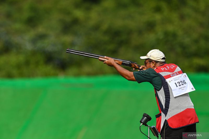 Arsip foto - Petembak Papua Slamet Riadi membidik sasaran pada perlombaan babak kualifikasi skeet putra PON XXI Aceh-Sumut 2024 di Lapangan Tembak Rindam IM Mata Ie, Aceh Besar, Aceh, Rabu (11/9/2024). (ANTARA/Andreas Fitri Atmoko)