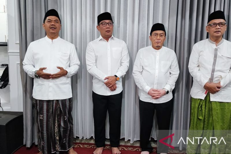 Pasangan calon gubernur dan wakil gubernur DKI Jakarta Ridwan Kamil-Suswono (RIDO) saat menghadiri acara silaturahmi Jagat Prabowo dalam memperingati Maulid Nabi Muhammad SAW di kawasan Ceger, Kecamatan Cipayung, Jakarta Timur, Kamis malam (19/9/2024). ANTARA/Syaiful Hakim