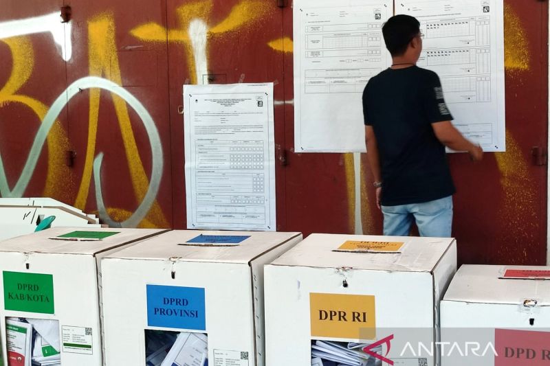 Ilusttrasi - Anggota KPPS melakukan proses penghitungan suara Pemilu serentak 14 Februari 2024 di TPS 10 Kelurahan Maricaya Baru, Kecamatan Makassar, Kota Makassar, Sulawesi Selatan. ANTARA/Darwin Fatir.