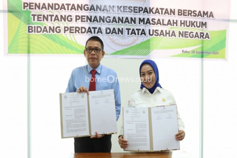 Ketua DPRD Sulbar Suraidah Suhardi (kanan) dan Kepala Kejaksaan Tinggi Provinsi Sulbar Andi Darmawangsa (kiri) pada penandatanganan nota kesepahaman penanganan masalah hukum bidang perdata dan tata usaha negara. (ANTARA/HO/Humas DPRD Sulbar)