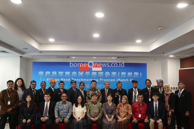 Sebanyak 12 orang kepala desa dari berbagai wilayah tanah air berfoto bersama setelah melakukan audiensi dengan Kementerian Pertanian dan Urusan Perdesaan China (Ministry of Agricultre and Rural Affairs atau MARA) dalam kegiatan "Benchmarking Batch 4" pada 18-28 September 2024 di Beijing, China pada Kamis (19/9) (ANTARA/Desca Lidya Natalia)
