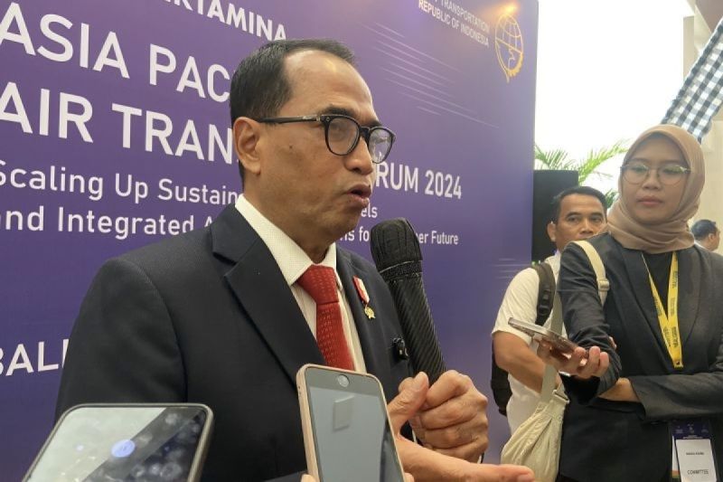 Arsip - Menteri Perhubungan Budi Karya Sumadi diwawancara soal lalu lintas udara selama Bali International Airshow 2024 di Badung, Selasa (17/9/2024). (ANTARA/Ni Putu Putri Muliantari)