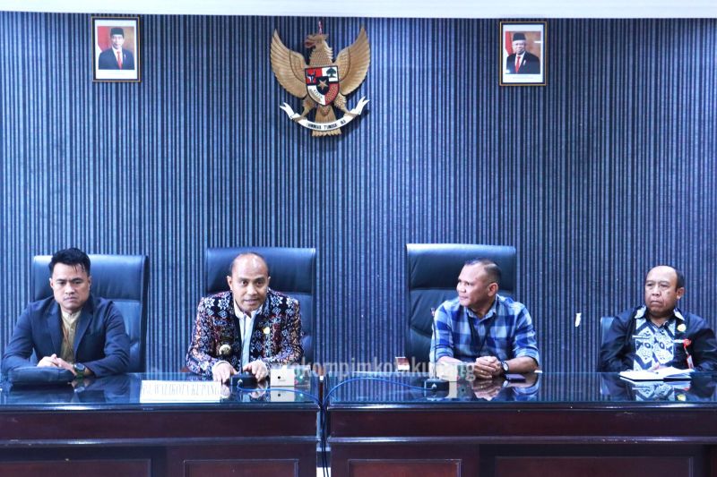 PJ Wali Kota Kupang Linus Lusi (kedua kanan) saat audiensi dengan KPU Kota Kupang dan Bawaslu Kota Kupang. ANTARA/Ho-Humas Pemkot Kupang.
