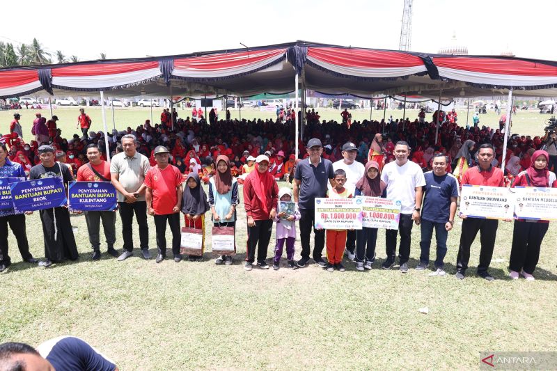 Pemerintah OKU Timur Salurkan 1.000 Beasiswa dan Seragam Sekolah