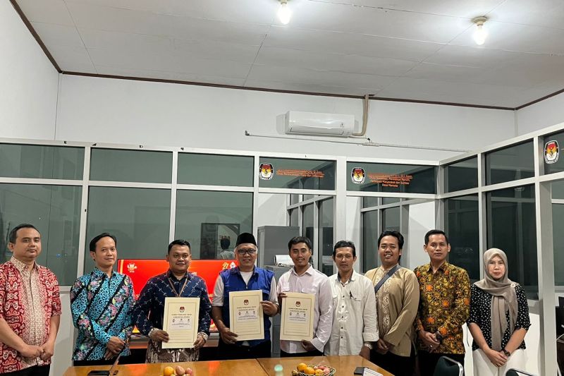 Ketua KPU Jepara menyerahkan tanda terima kelengkapan berkas administrasi kepada tim masing-masing bakal pasangan calon Bupati dan Wakil Bupati Jepara. (ANTARA/HO-KPU Jepara.)