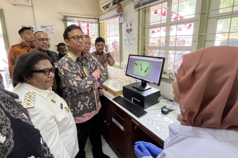 Menteri Kesehatan Budi Gunadi Sadikin didampingi Pj. Gubernur Papua Ribka Haluk dan Direktur & Executive Vice President (EVP) Sustainable Development PTFI Claus Wamafma menerima penjelasan dari petugas
Laboratorium Entomologi PTFI di Kuala Kencana, Jumat (20/9/2024). ANTARA/HO-Corcom PTFI