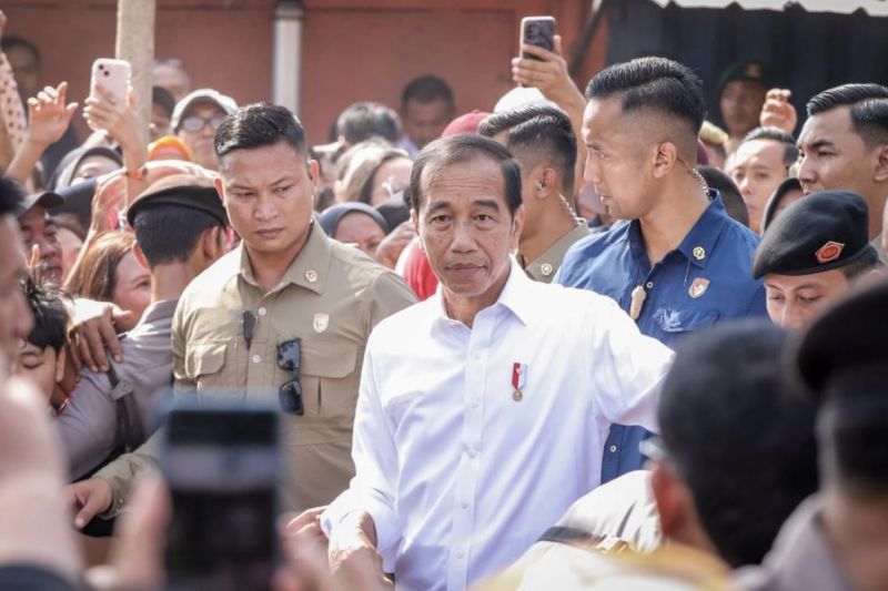 Jokowi Kunjungi Pasar Dukuh Kupang, Cek Harga Kebutuhan Pokok