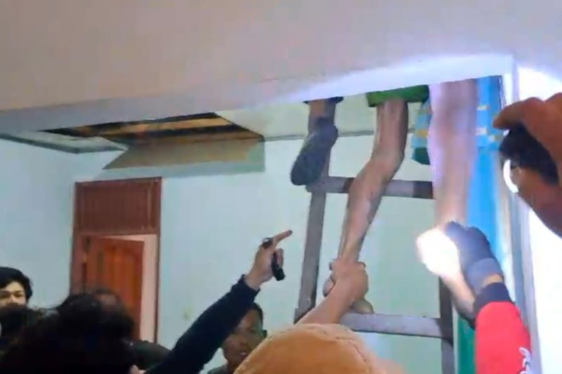 Tangkapan layar proses penangkapan tersangka pembunuh remaja penjual gorengan di Kecamatan 2x11 Kayu Tanam, Kabupaten Padang Pariaman, Sumbar. Antara/Tangkapan Layar Aadiaat M. S.