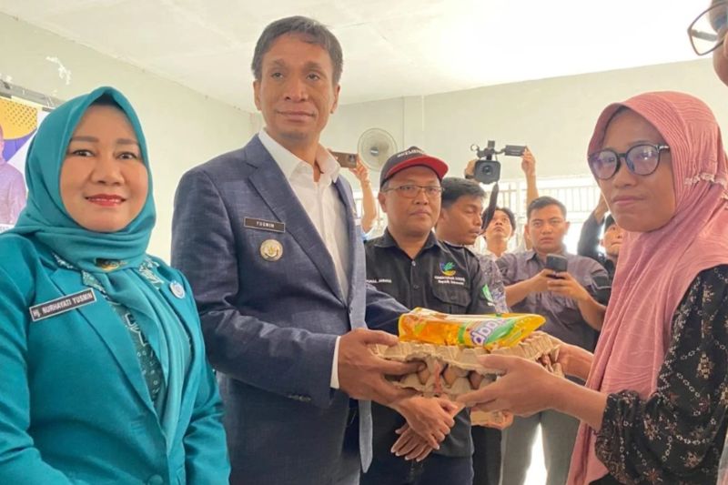 Pj Bupati Kolut Yusmin saat menyerahkan bansos kepada warga. ANTARA/HO-Pemkab Kolut