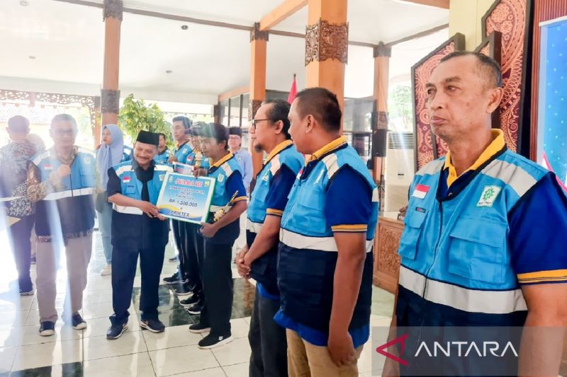 Bupati Situbondo Karna Suswandi menyerahkan hadiah kepada perwakilan HIPPA dalam lomba "Incar" dan Jembatan "Berkuda" di Pendopo Kabupaten Situbondo. Jumat (20/9/2024) ANTARA/Novi Husdinariyanto