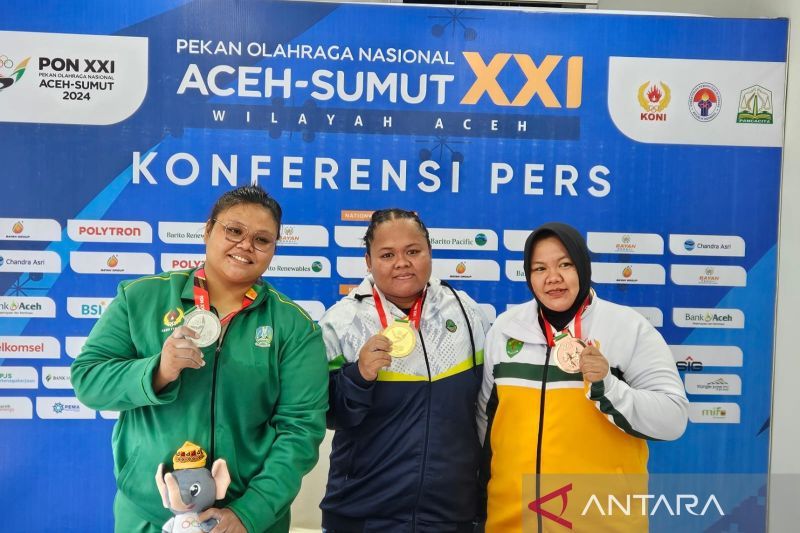Lifter Jawa Timur Elok Ayu Ellasari, lifter Jawa Barat Fitria Martiningsih, dan lifter Kalimantan Timur Eti Sri Wahyuni (ki-ka) berfoto bersama setelah jumpa pers perlombaan angkat berat kelas di aats 84 kilogram putri, di GOR Seramoe, Banda Aceh, Jumat (20/9/2024). (ANTARA/RAUF ADIPATI)