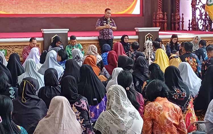 Bupati Kotawaringin Timur Halikinnor mendengarkan keluhan guru SD dan SMP. (FOTO: DEWIP)