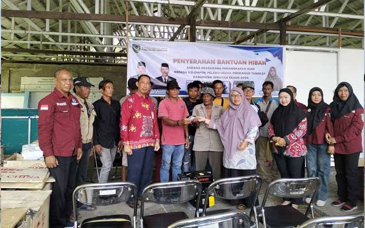Dinas Perikanan Seruyan Serahkan Bantuan Sarana Penangkapan Ikan kepada Nelayan