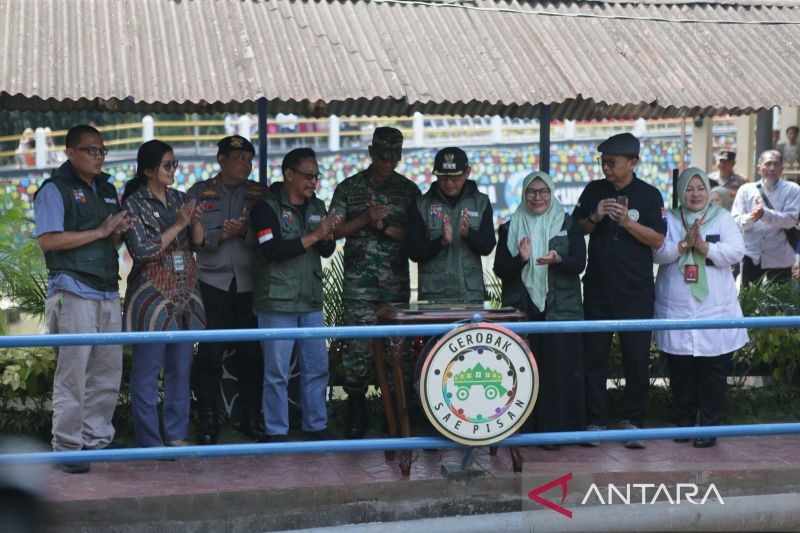 Jajaran Pemkot Bogor saat peluncuran program Gerobak Sae Pisan di Kampung Mantarena, Kelurahan Panaragan, Kota Bogor, Jawa Barat. ANTARA/HO-Pemkot Bogor