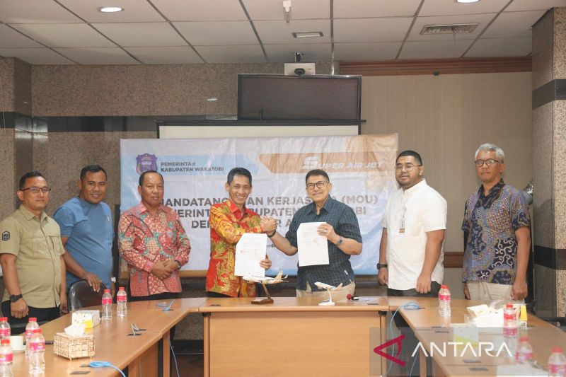 Bupati Wakatobi Haliana (tengah) saat usai melakukan MoU dengan manajemen Super Jet Asia dalam rangka kerjasama penerbangan. (Antara/HO-Diskominfo Wakatobi)