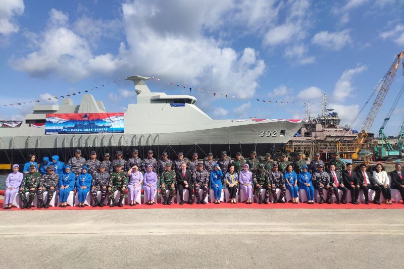 Foto bersama Kepala Staf Angkatan Laut (KSAL) Laksamana TNI Muhammad Ali bersama jajaran, pada kegiatan "Shipnaming dan launching kapal OPV" di Galangan Kapal PT DRU, Bandarlampung, Provinsi Lampung, Jumat. ANTARA/Dian Hadiyatna.