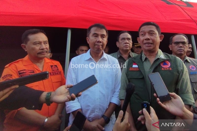 Arsip - Kepala BNPB Suharyanto (kanan), Penjabat Gubernur Jabar Bry Machmudin (kedua kanan), dan Penjabat Bupati Garut Barnas Adjidin (kiri) saat memberikan keterangan pers pada persiapan meninjau daerah terdampak gempa bumi di Kantor Kecamatan Pasirwangi Kabupaten Garut Jawa Barat, Kamis (19/9/2024). ANTARA/Feri.