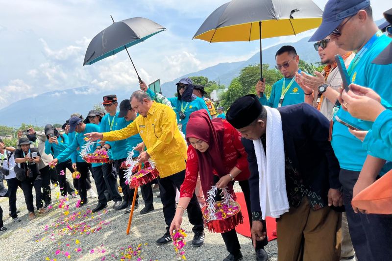 Rombongan Badan Geologi Kementerian ESDM melakukan aksi tabur bunga di lokasi eks likuefaksi di Kelurahan Balaroa, Kecamatan Palu Barat, Palu, Jumat (20/9/2024). (ANTARA/Nur Amalia Amir)