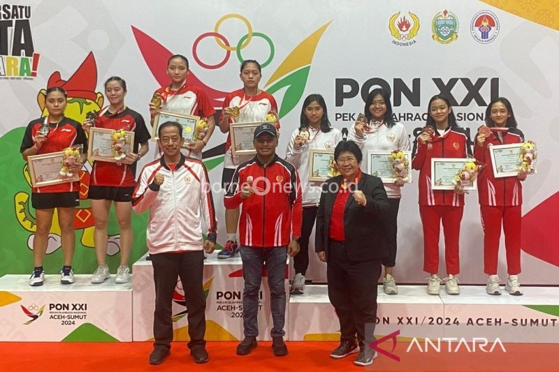 Atlet bulu tangkis Aceh Mutia Dita Ainul Baroroh dan Rista Berlian Maharani (kanan) saat menerima medali perunggu pada sektor ganda putri PON XXI Aceh-Sumut di Gedung PBSI Disporasu, Deli Serdang, Sumatera Utara. (ANTARA/HO-PBSI Aceh)