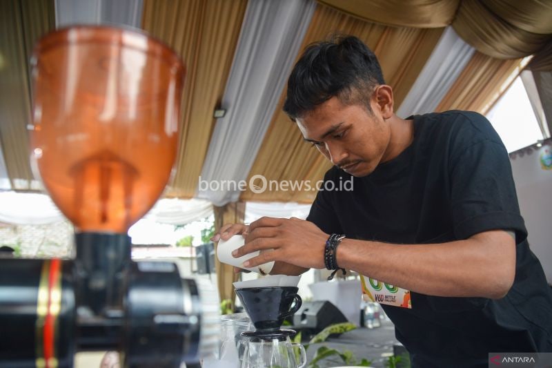 Barista mengikuti kompetisi meracik kopi pada festival Kopiforia di Medan, Sumatera Utara, Selasa (17/9/2024). Festival kopi tersebut bertujuan untuk memperkenalkan berbagai jenis kopi khas Sumatera Utara seperti kopi lintong, kopi sipirok, kopi sidikalang dan kopi mandailing kepada kontingen, tamu maupun masyarakat umum dalam menyemarakkan Pekan Olahraga Nasional (PON) XXI Aceh-Sumut 2024. ANTARA FOTO/Fransico Carolio/nz