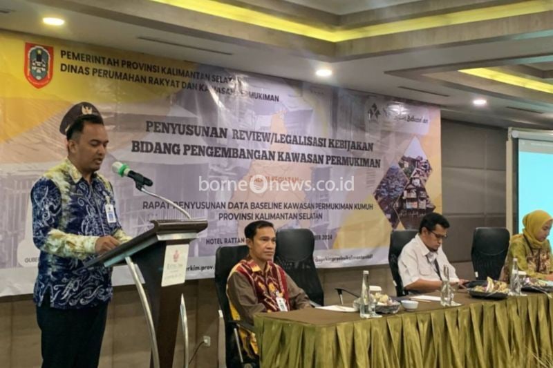 Kepala Bidang Pengembangan Permukiman Dinas Perumahan Rakyat dan Kawasan Permukiman (Disperkim) Provinsi Kalimantan Selatan (Kalsel) Ryan Tirta Nugraha (kiri) memberikan sambutan saat rapat perencanaan dan pendataan kawasan kumuh, di Banjarmasin, Kamis (19/9/2024). ANTARA/HO-Disperkim Kalsel