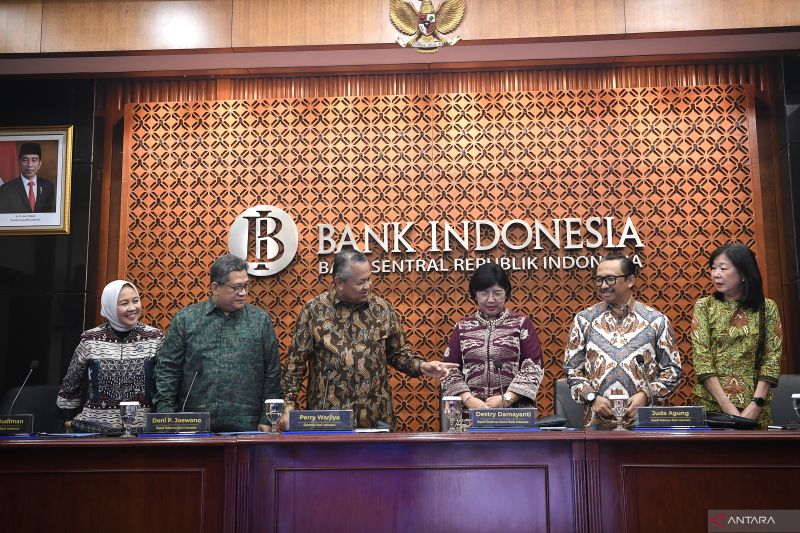 Gubernur Bank Indonesia (BI) Perry Warjiyo (ketiga kiri) berbincang dengan Deputi Gubernur Senior Destry Damayanti (ketiga kanan) disaksikan Deputi Gubernur Juda Agung (kedua kanan), Filianingsih Hendarta (kanan), Doni Primanto Joewono (kedua kiri), dan Aida S. Budiman (kiri) saat akan memberikan keterangan terkait hasil Rapat Dewan Gubernur (RDG) BI di Jakarta, Rabu (17/7/2024). ANTARA FOTO/M Risyal Hidayat/tom